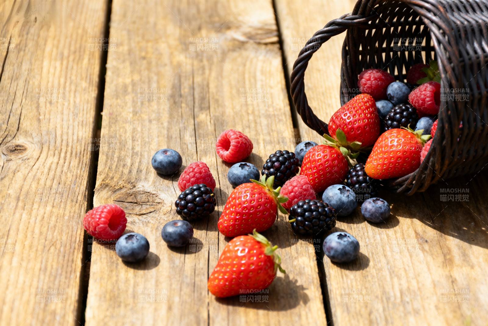 浆果散落木桌图片