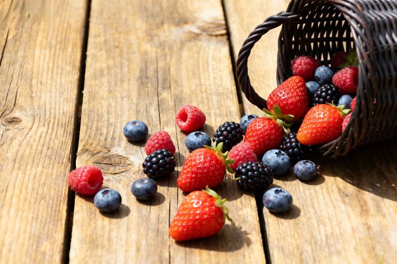 浆果散落木桌图片