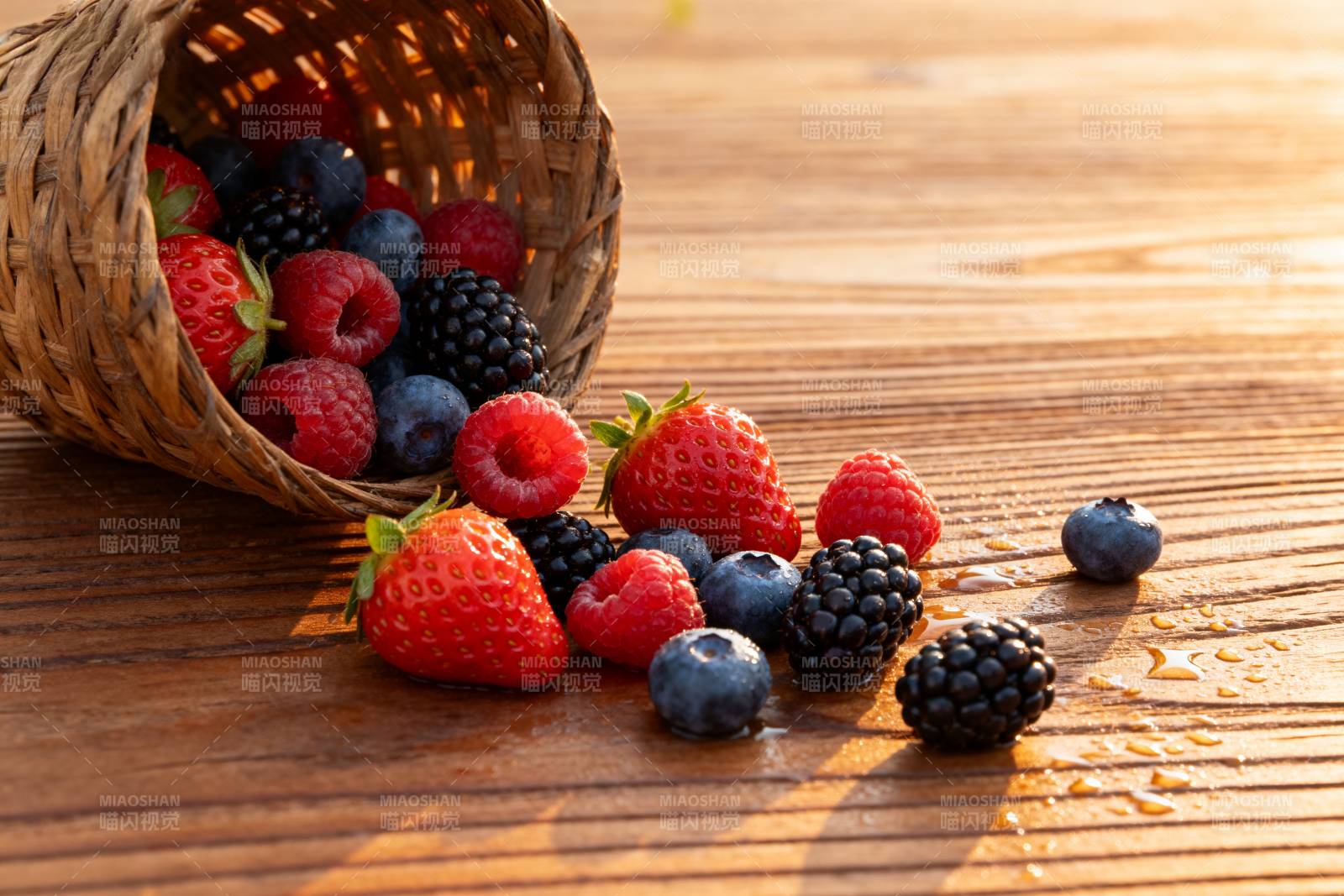 新鲜浆果洒落木桌图片