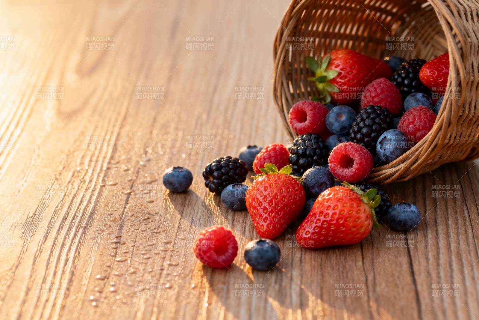 新鲜浆果溢出篮子图片