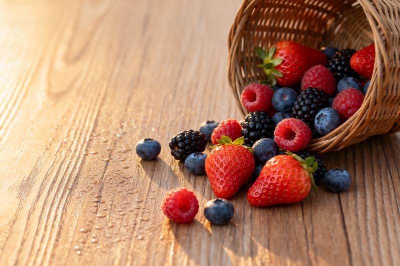 新鲜浆果溢出篮子图片