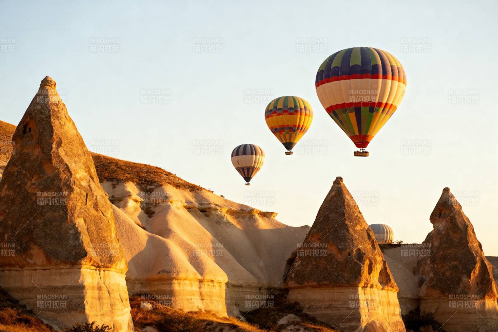 热气球飞越奇岩图片