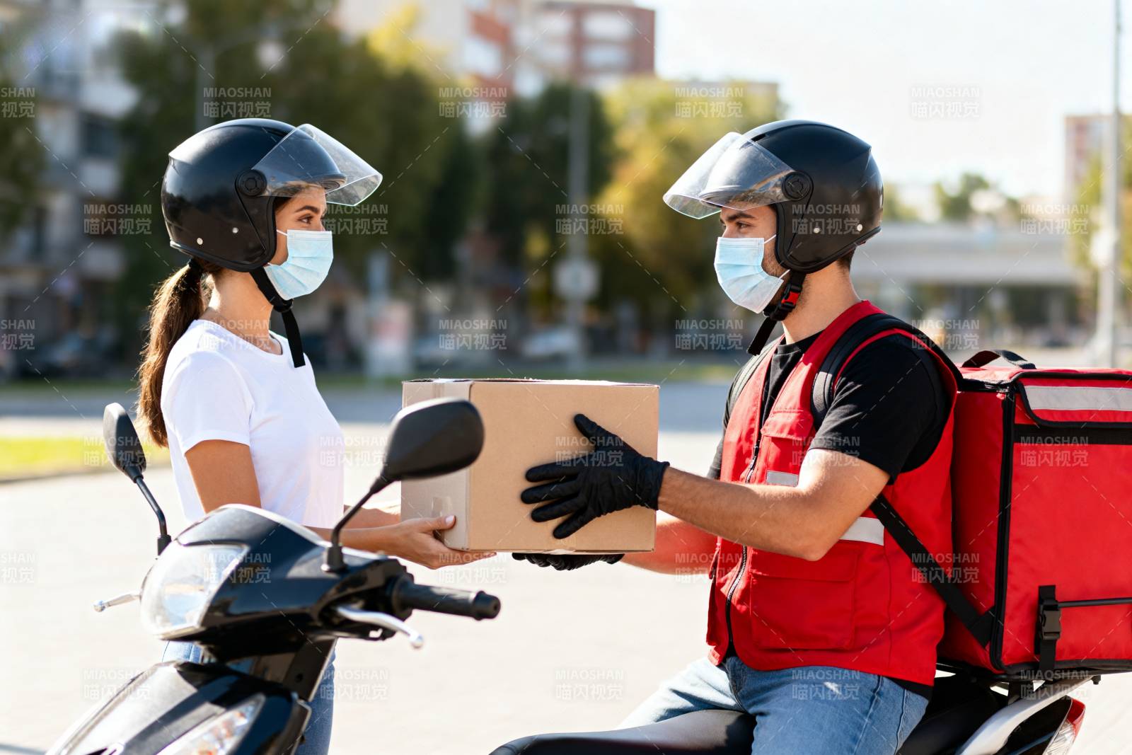 快递员交接包裹图片