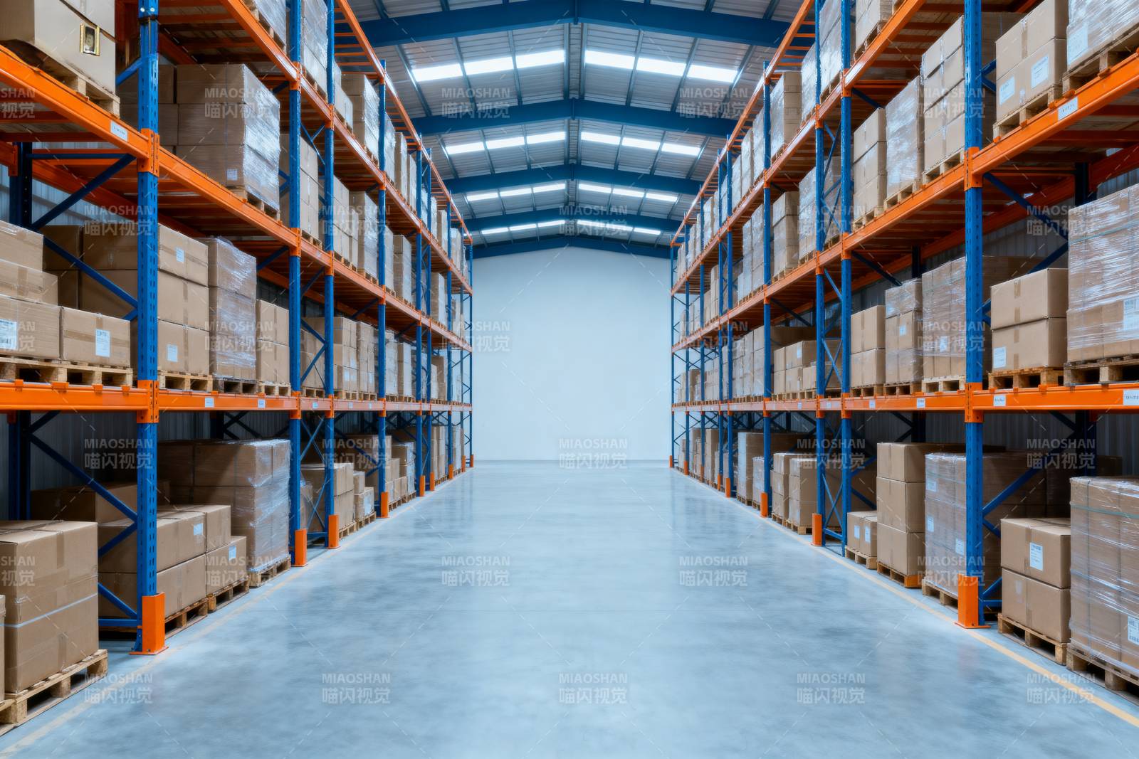 宽敞明亮的仓库图片