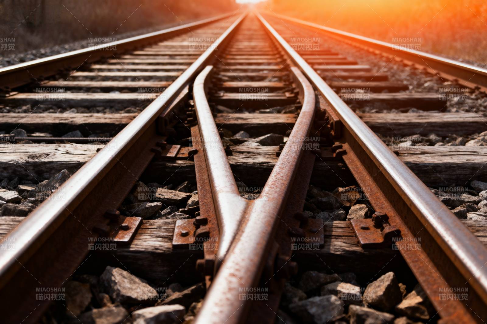 铁轨延伸向远方图片