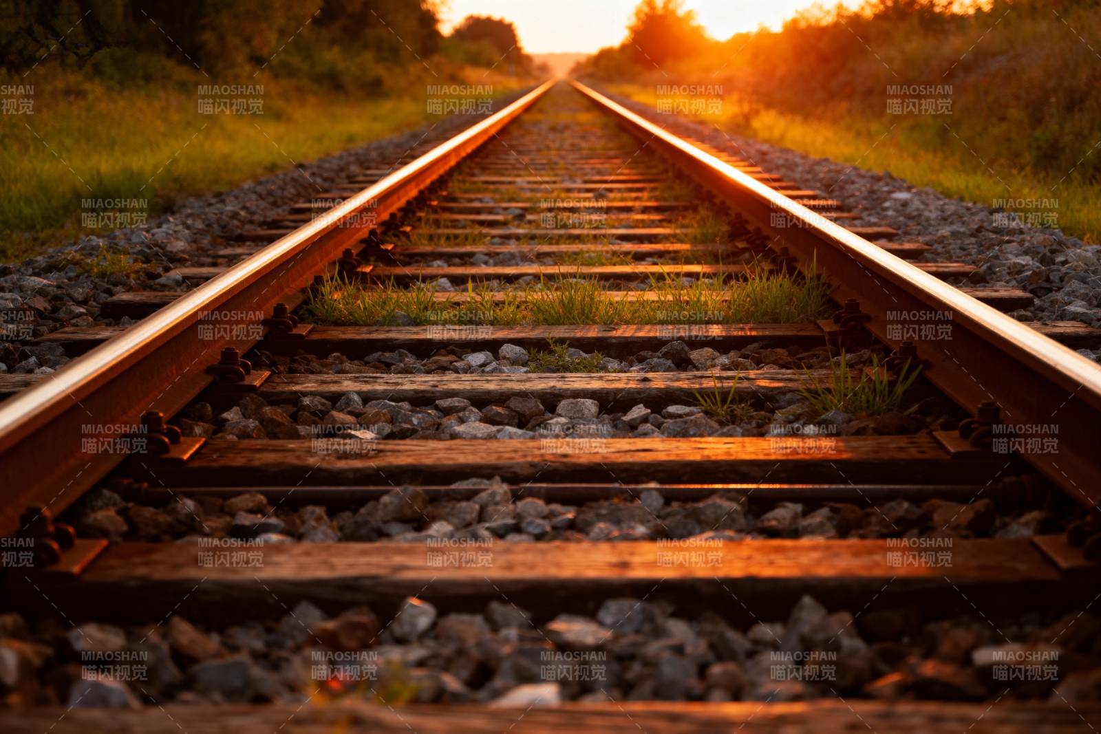铁轨延伸向夕阳图片