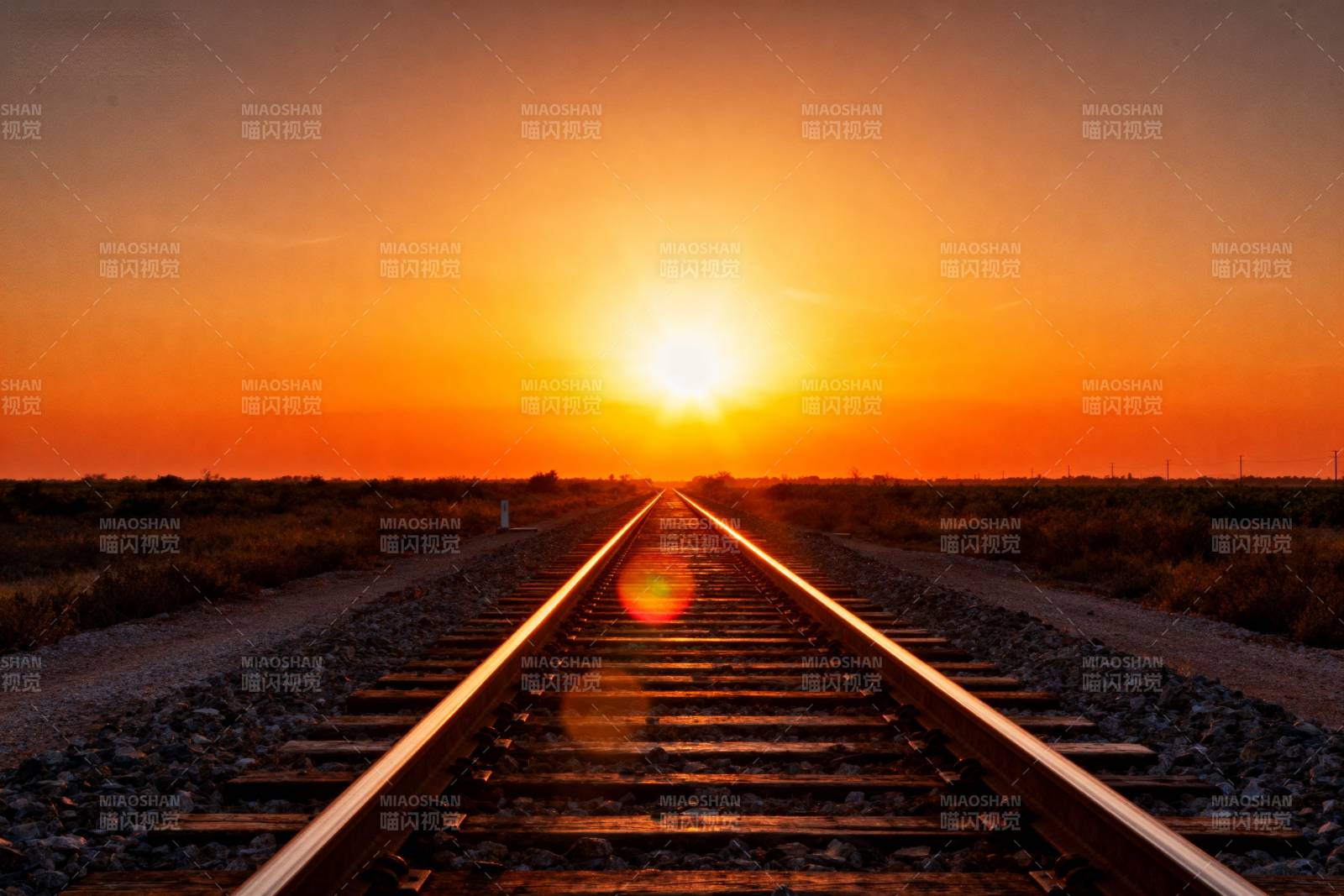 夕阳下的铁轨图片