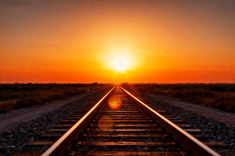 夕阳下的铁轨图片