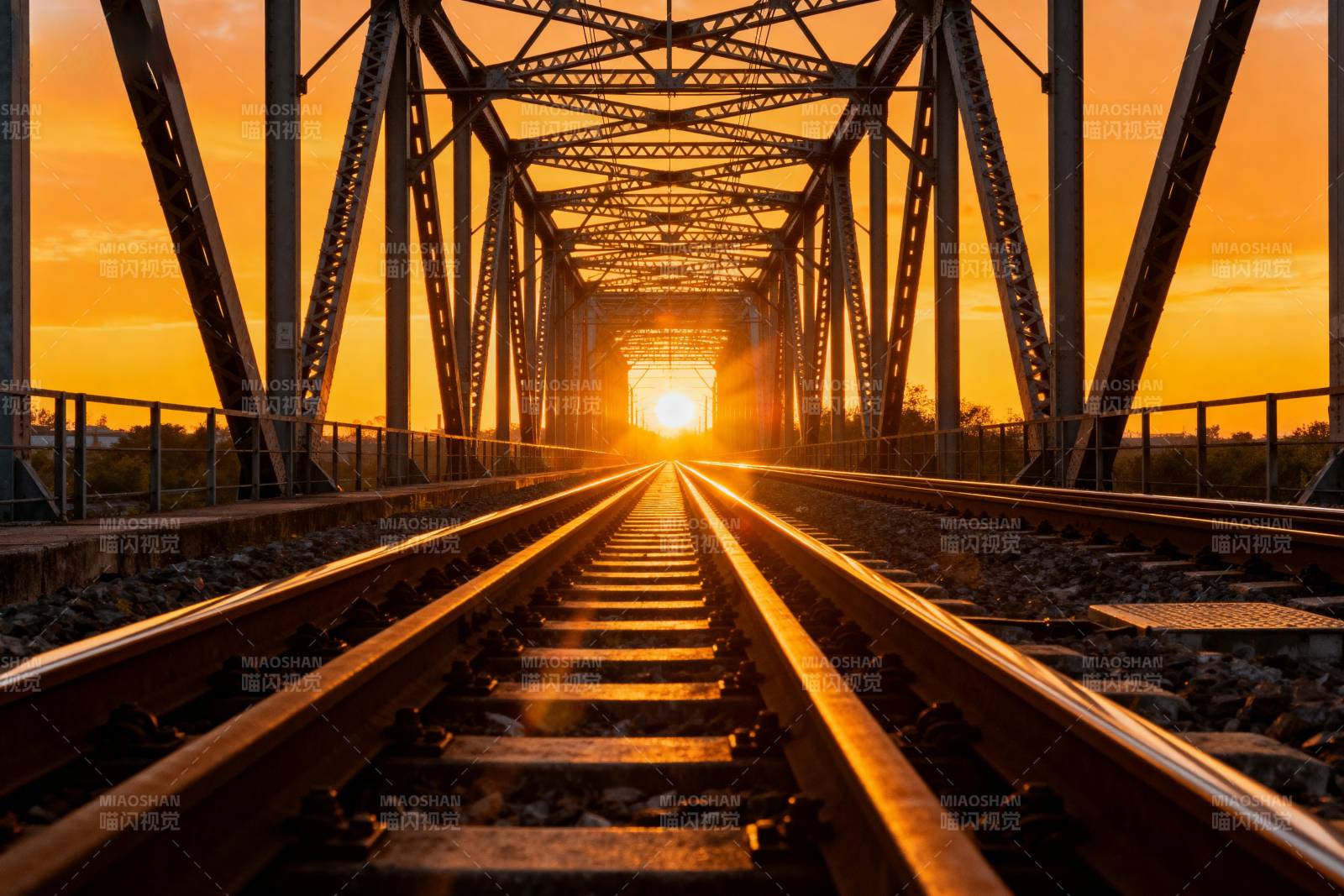 夕阳下的铁轨桥图片