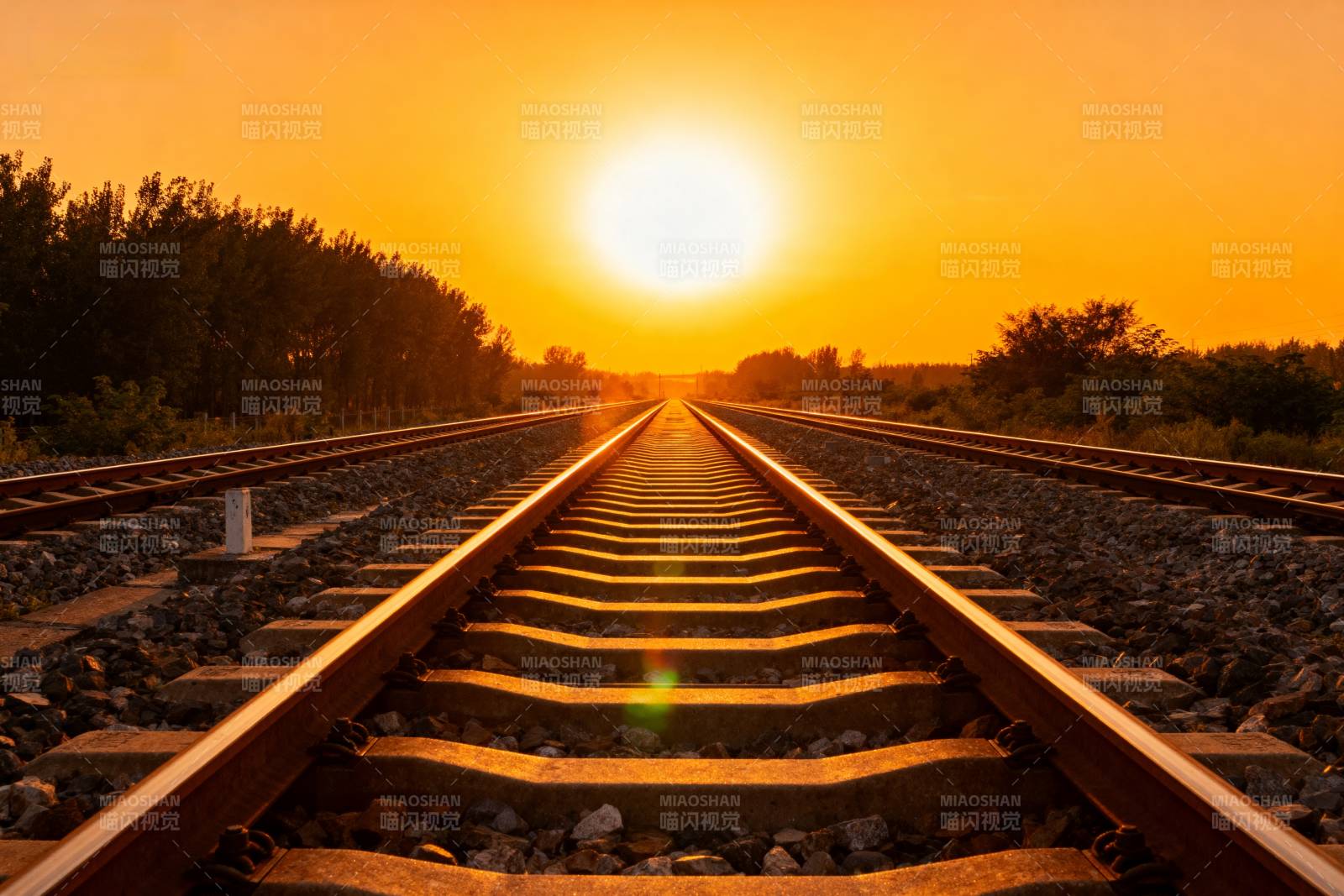 夕阳下的铁轨图片
