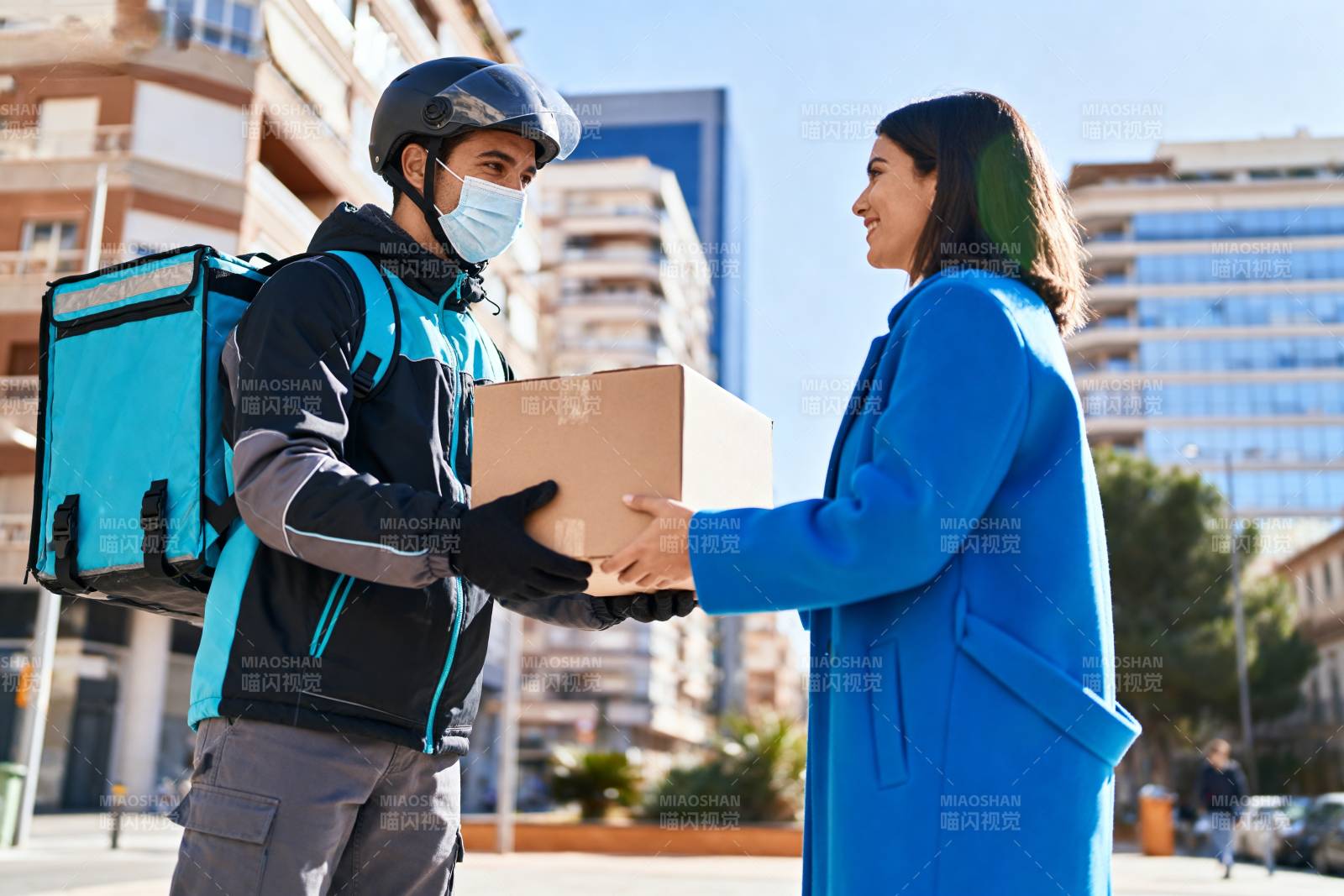 快递员送包裹图片