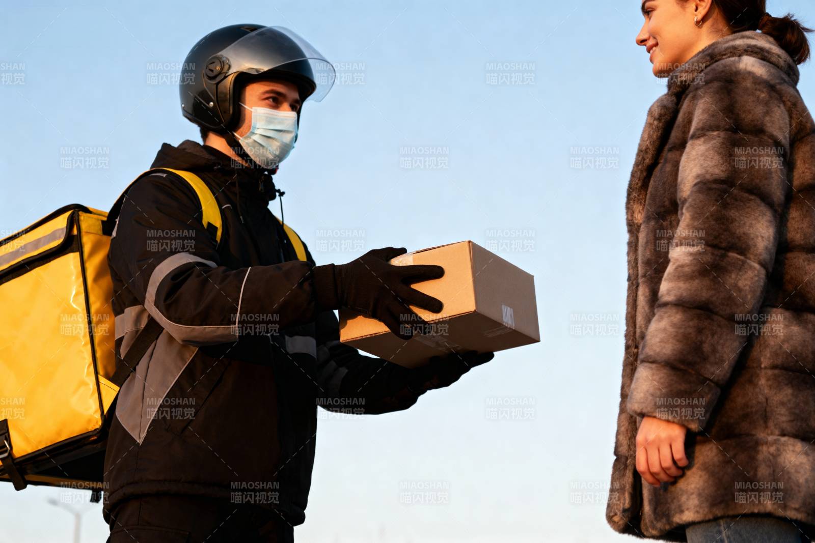 快递员送包裹图片