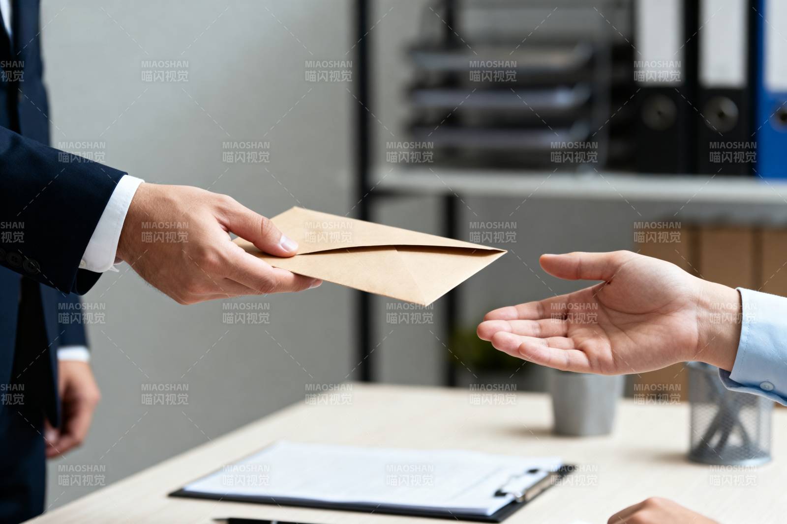 递送文件的瞬间图片