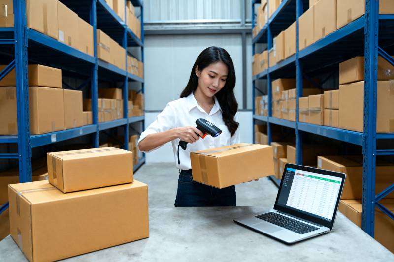 仓库扫码作业图片