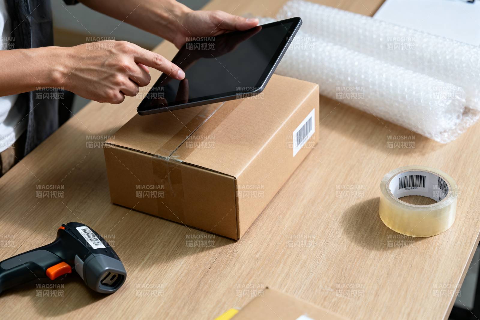 平板装箱准备发货图片