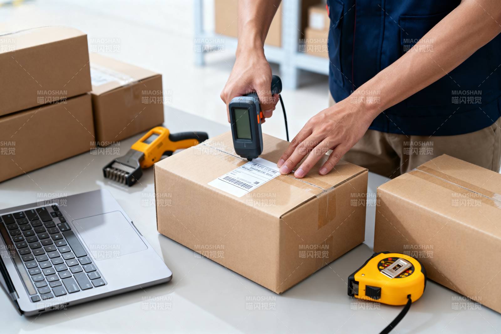 快递员扫描包裹图片