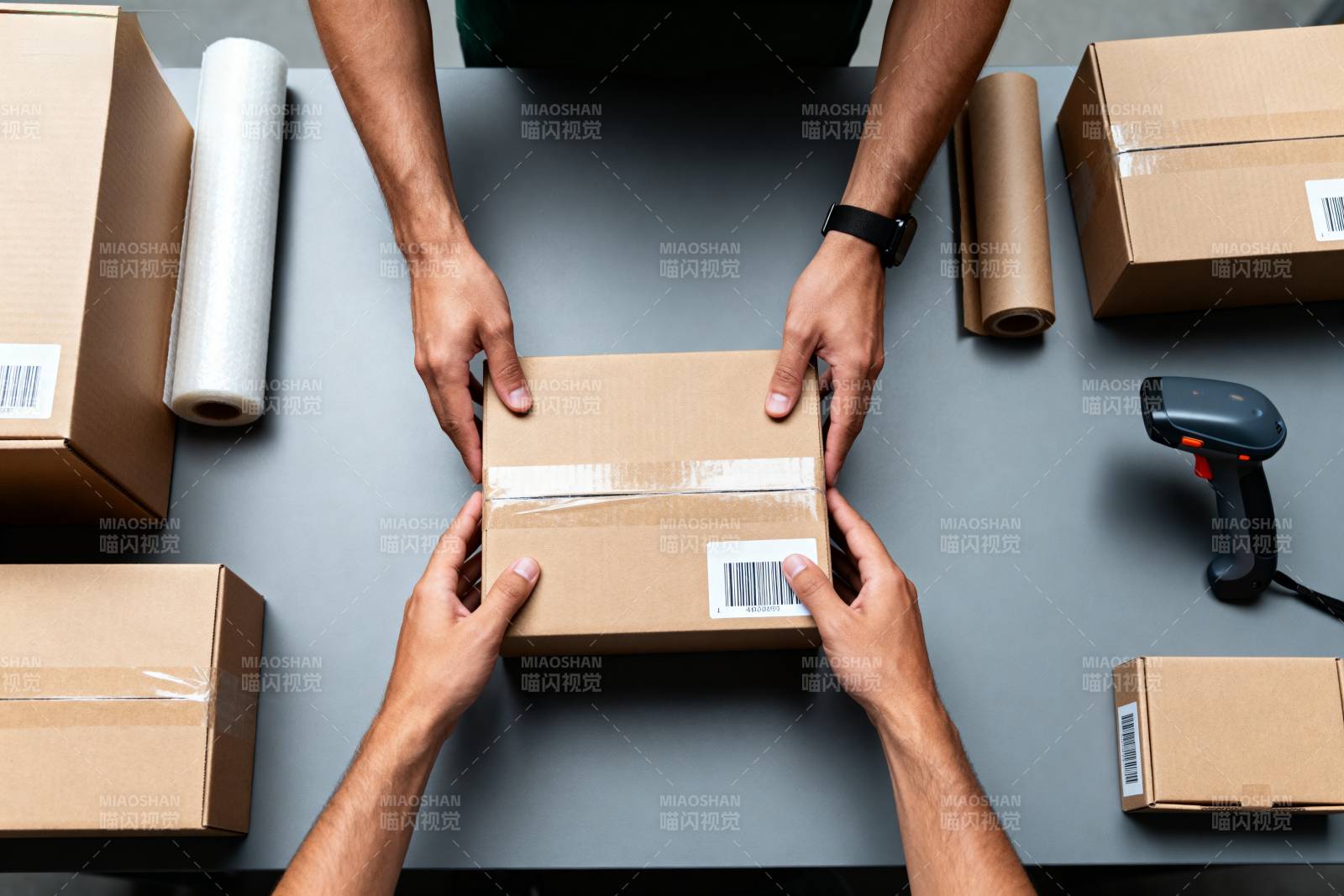 快递打包现场图片
