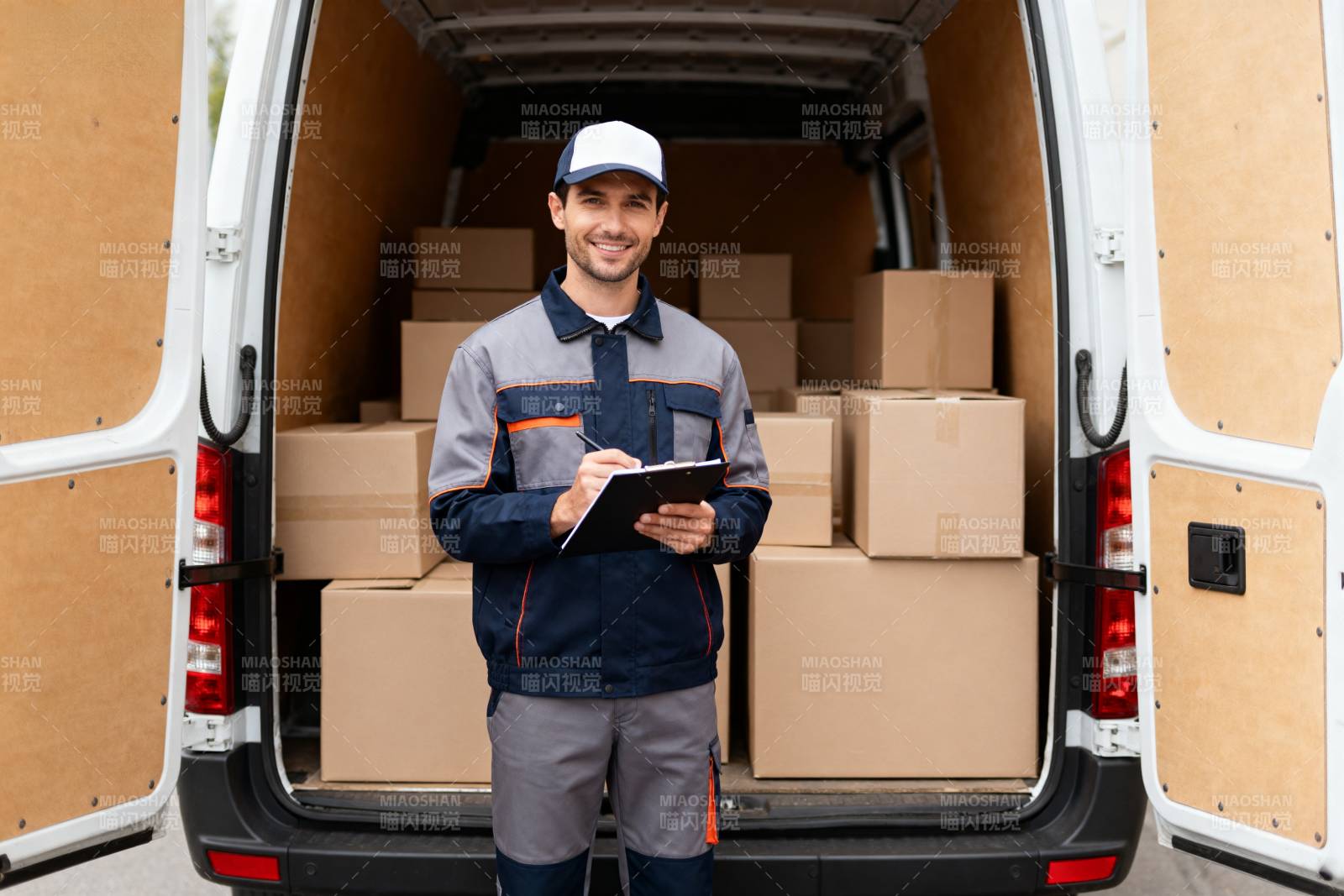 快递员在货车前记录图片
