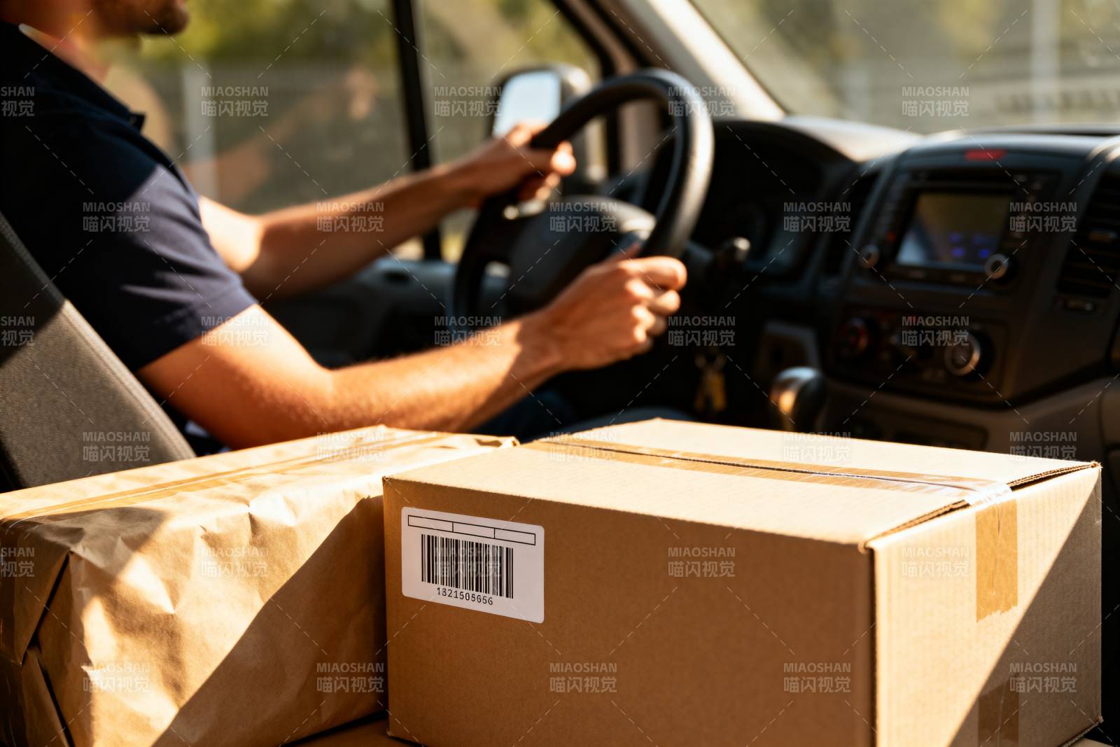快递员驾驶送包裹图片