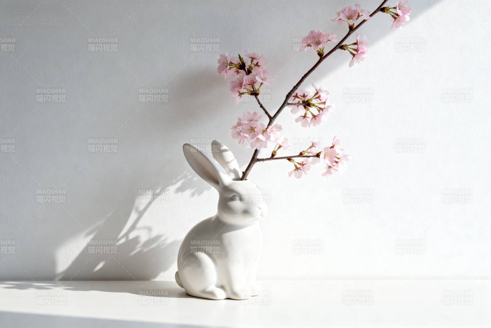 兔形花瓶与樱花图片
