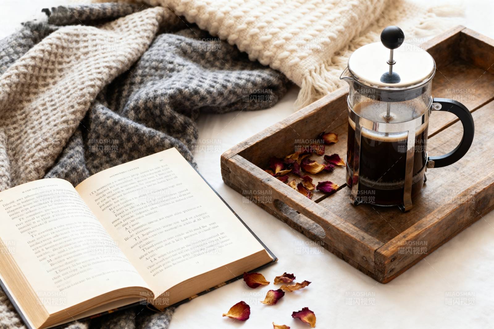 书与咖啡的静谧时光图片