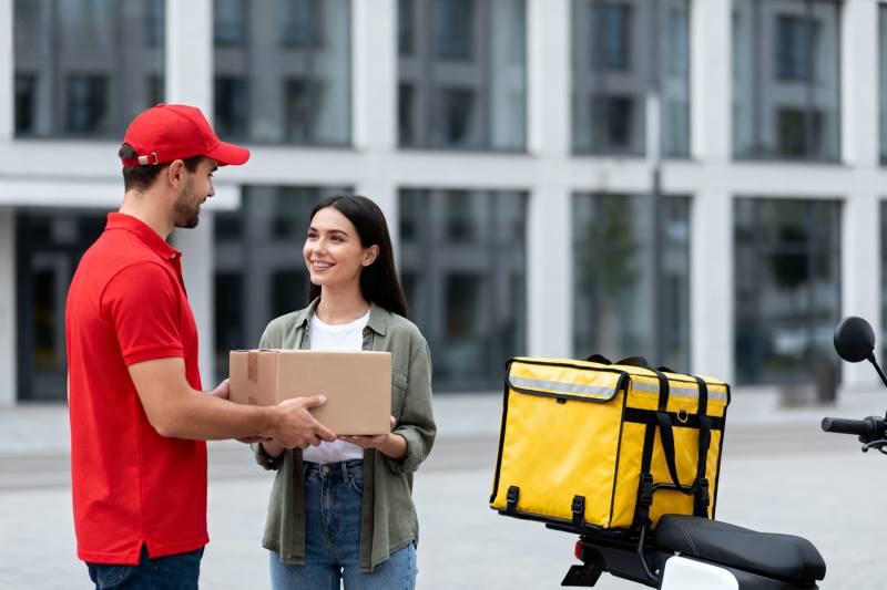 快递员递送包裹图片