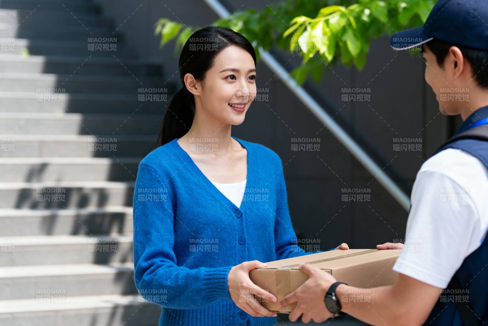 快递员递送包裹图片