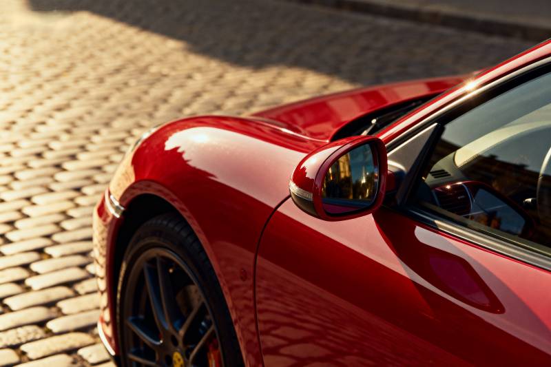红色跑车特写图片