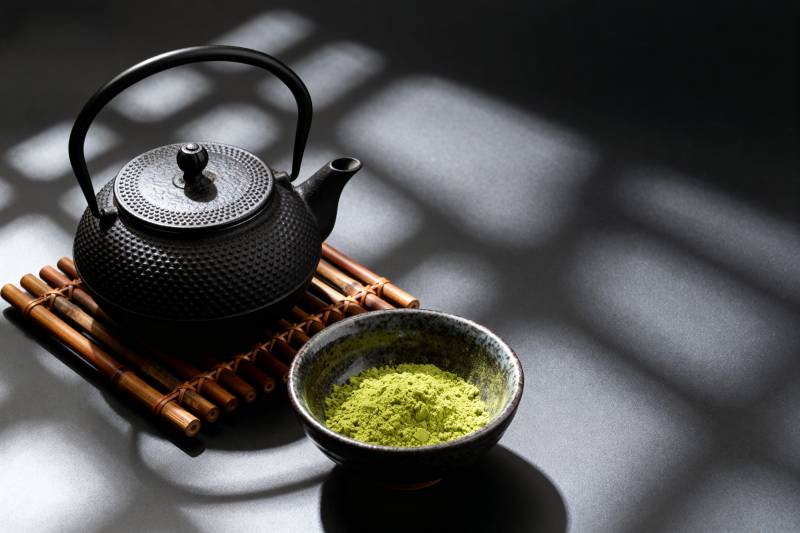 抹茶与铁壶静谧时光图片