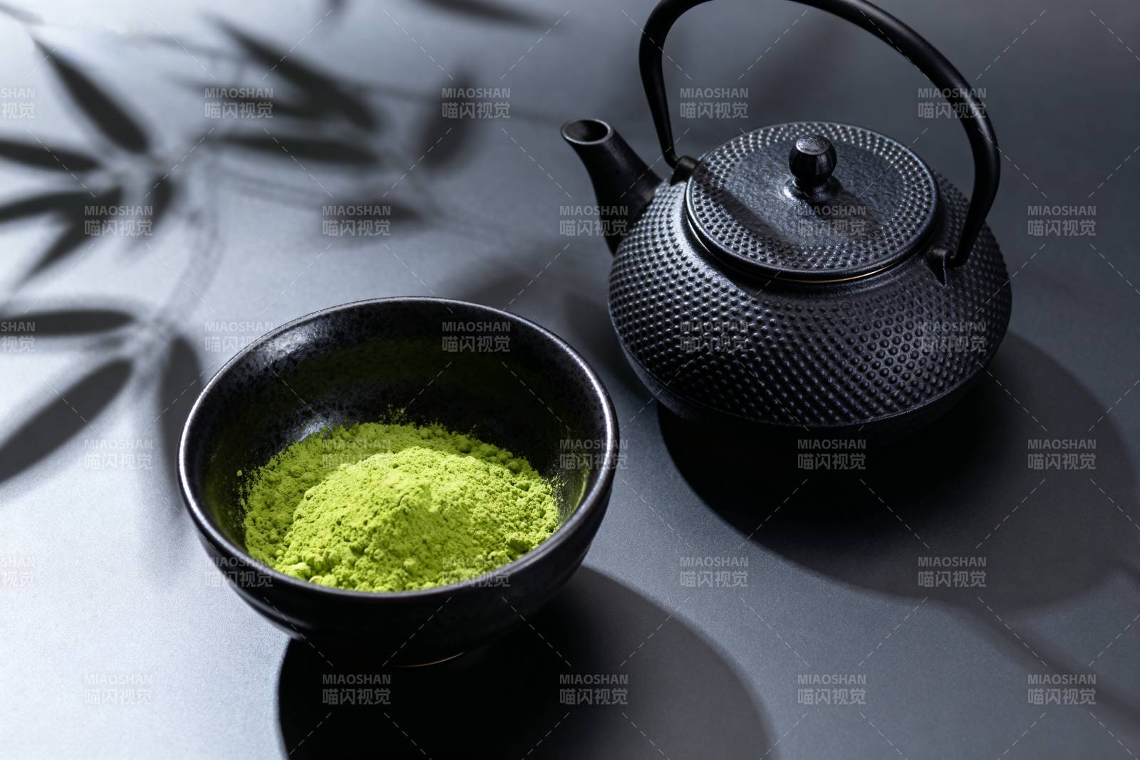 抹茶与铁壶静谧时光图片