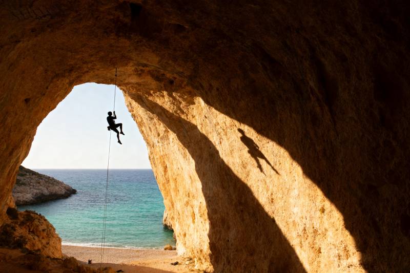 洞穴攀岩美景图片
