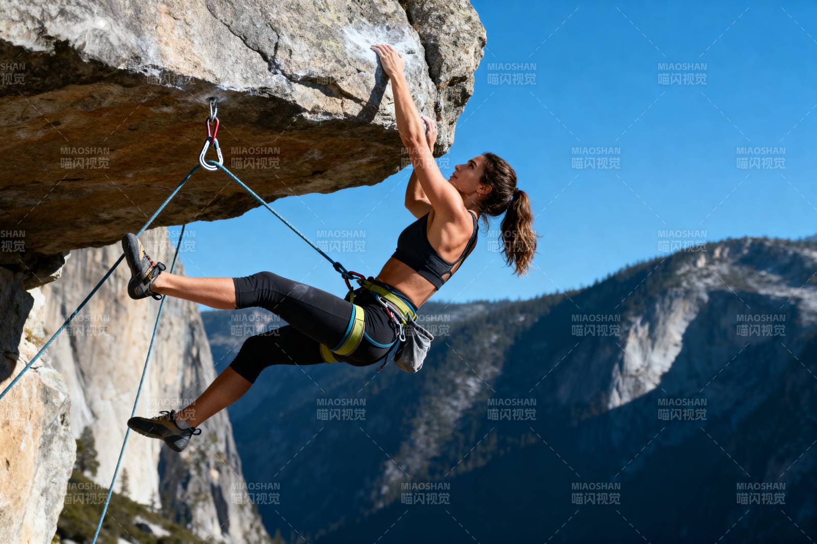 攀岩者挑战峭壁图片