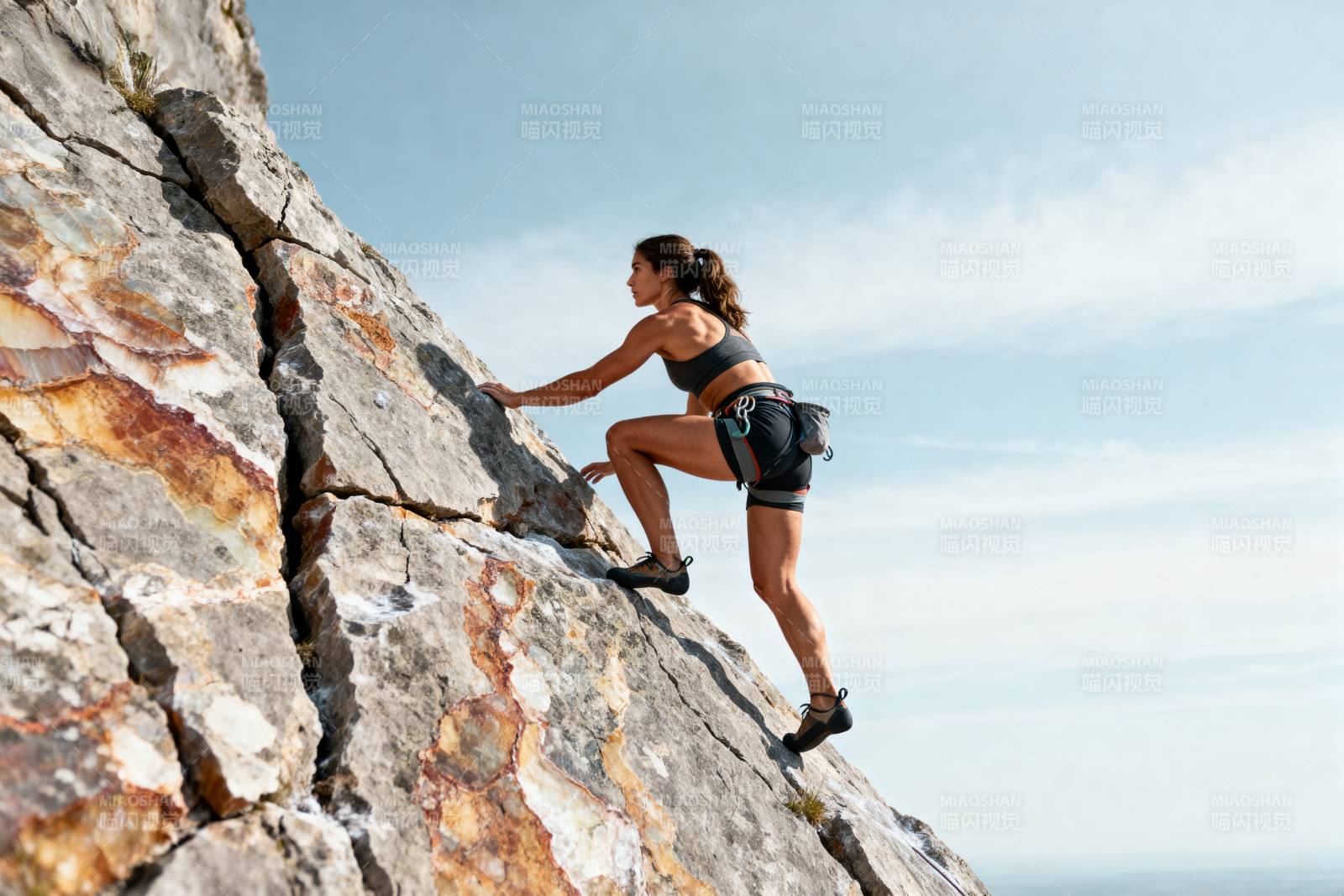 攀岩者挑战陡峭岩壁图片