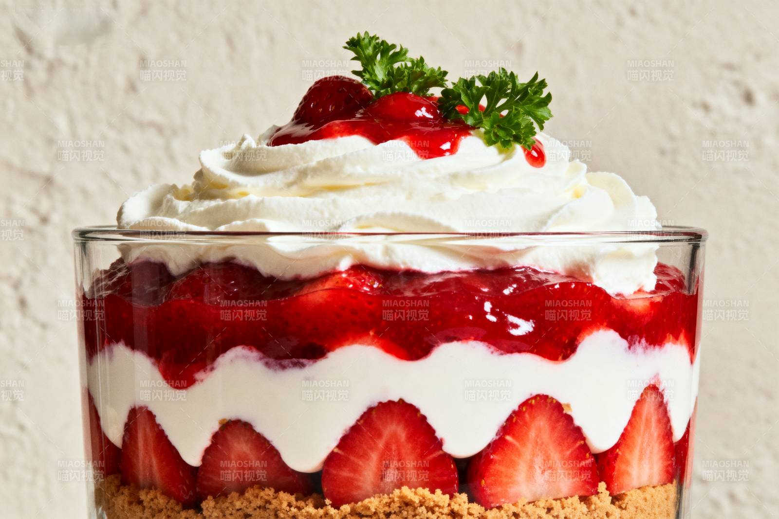 草莓奶油杯图片