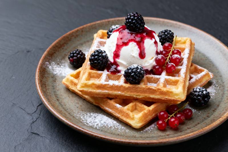 莓果冰淇淋华夫饼图片