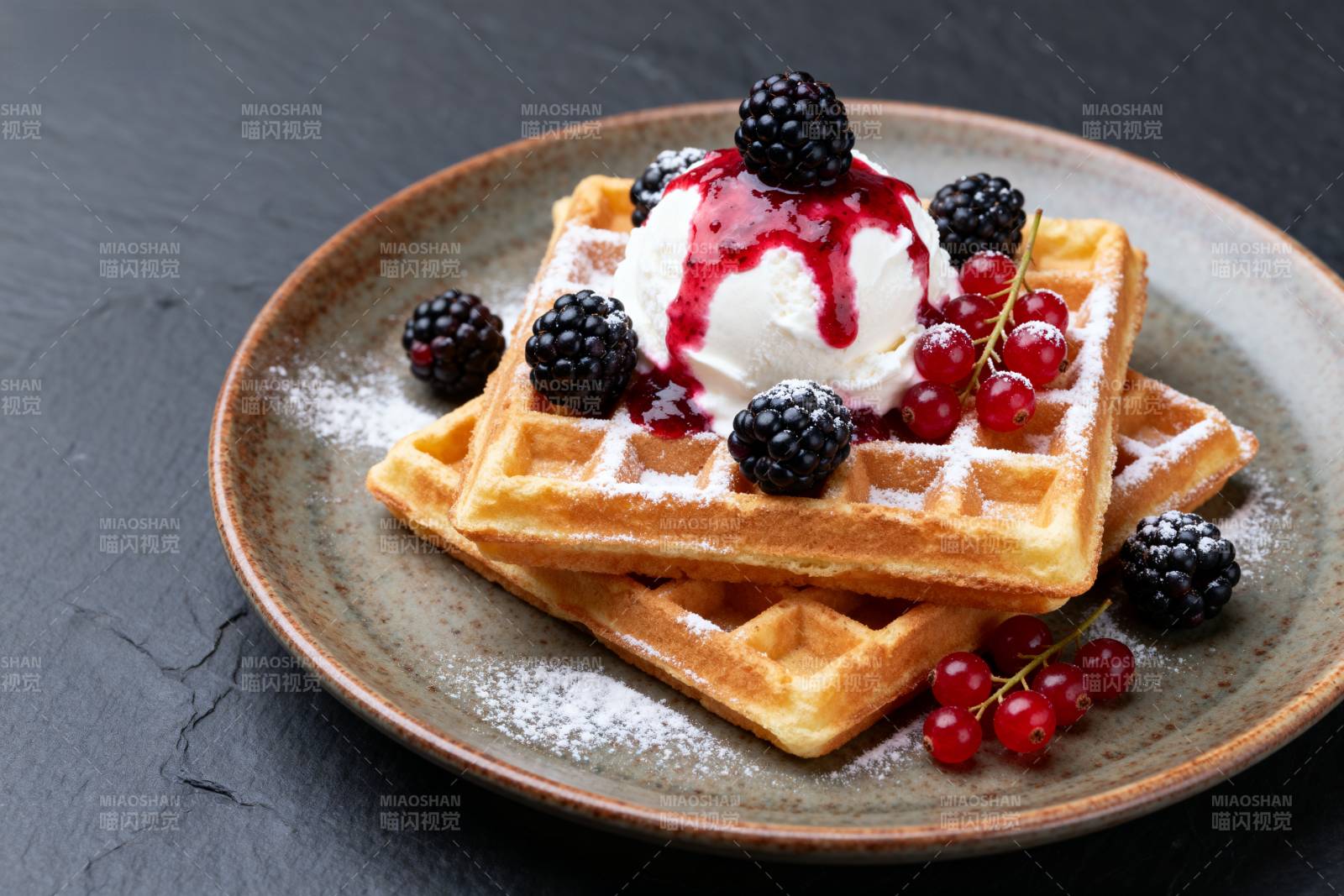 莓果冰淇淋华夫饼图片