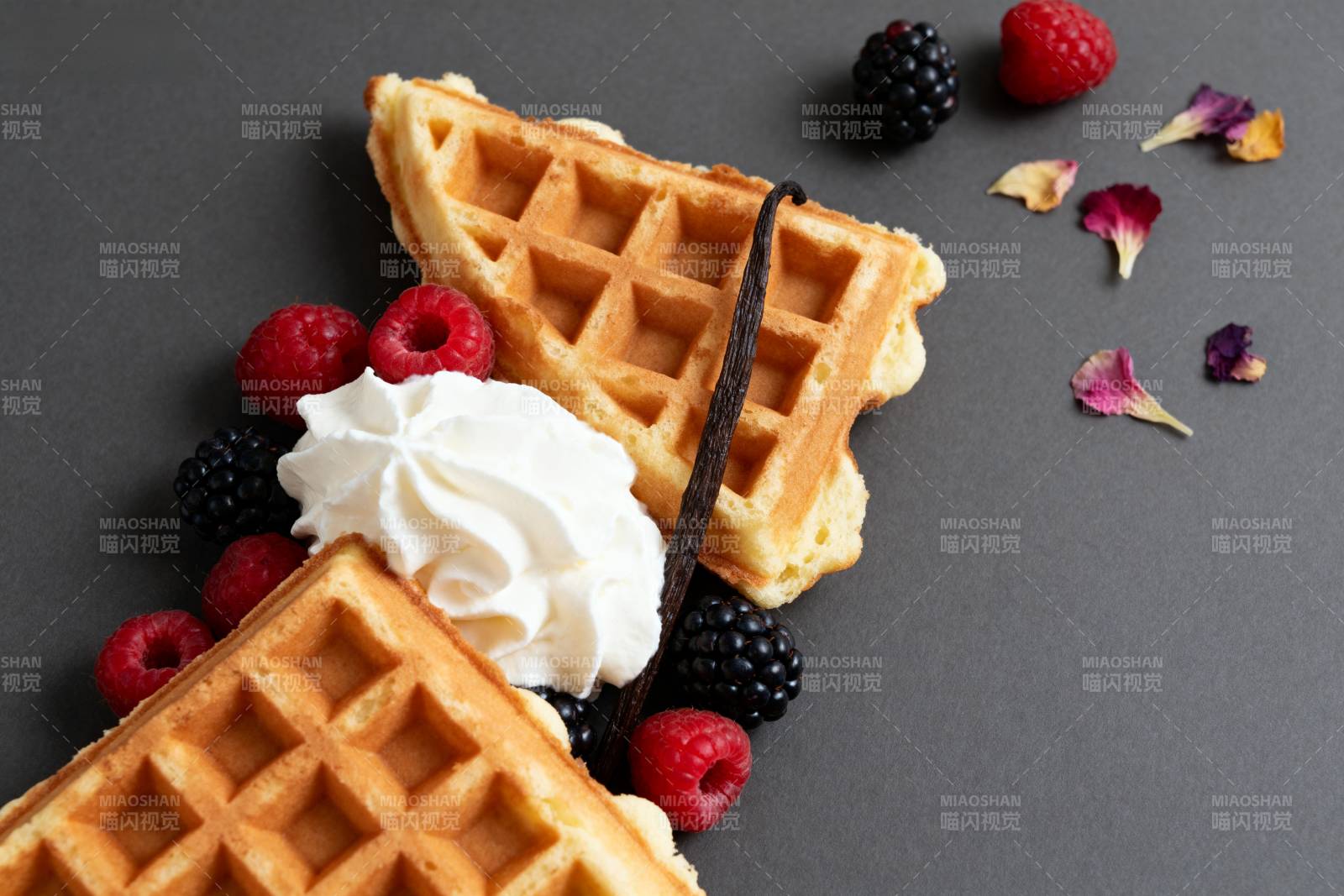 华夫饼配奶油水果图片