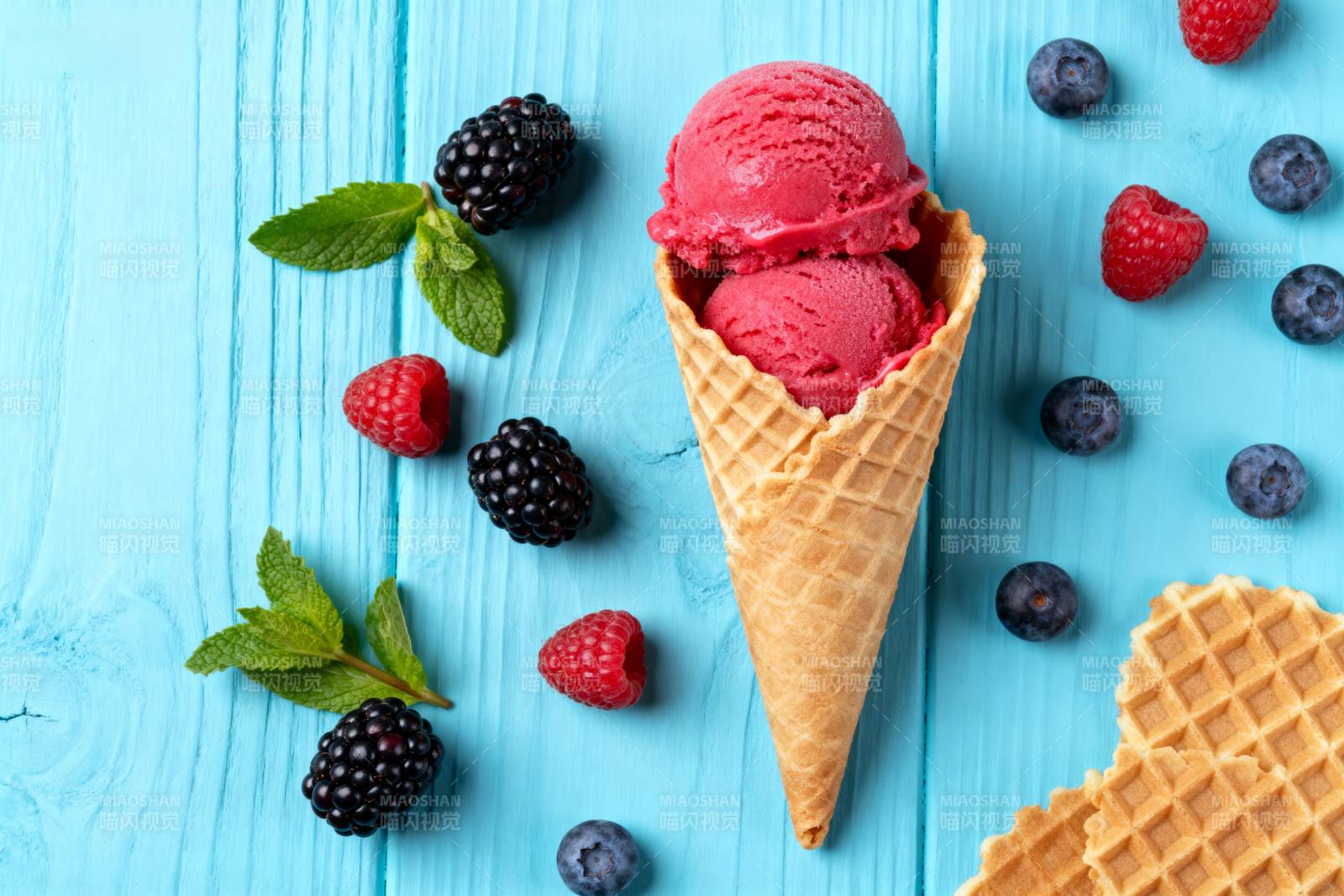 莓果冰淇淋图片