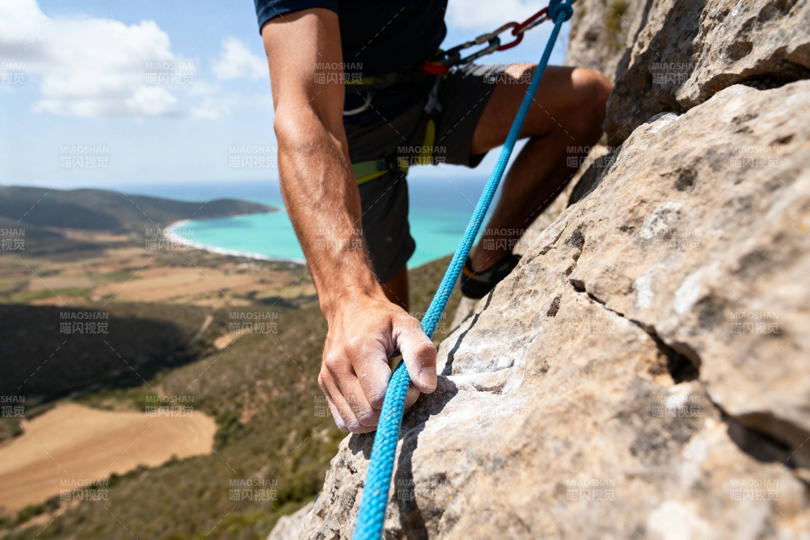 攀岩者紧握绳索图片