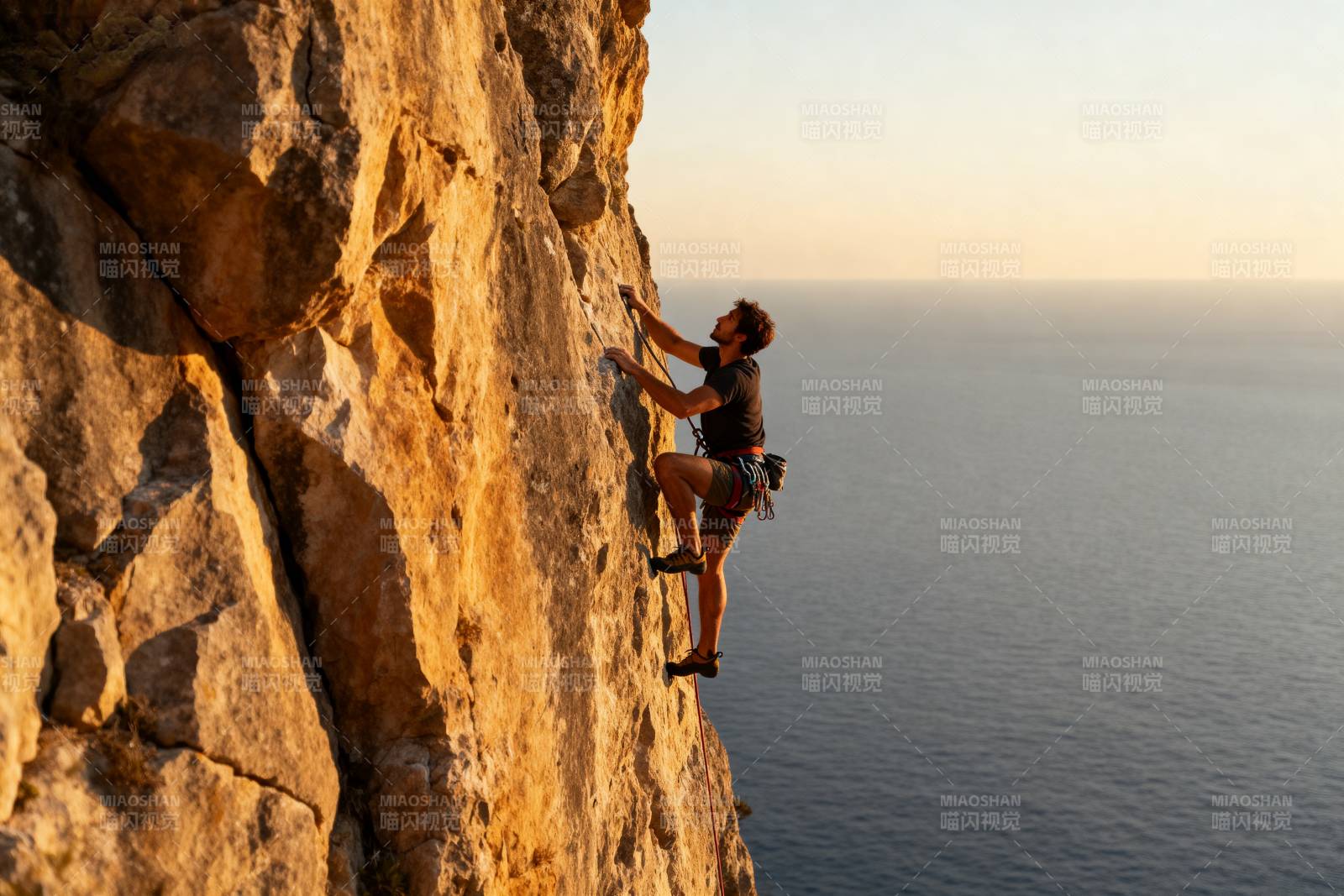 悬崖攀岩 海天一色图片