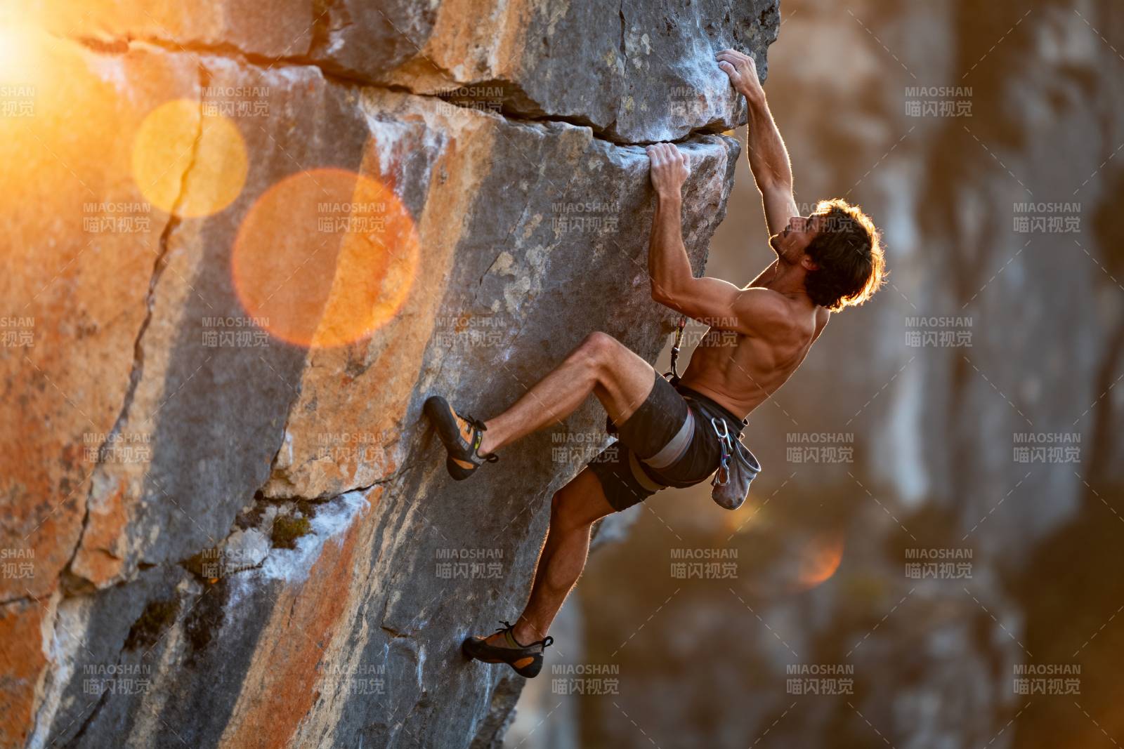 岩壁上的攀登者图片