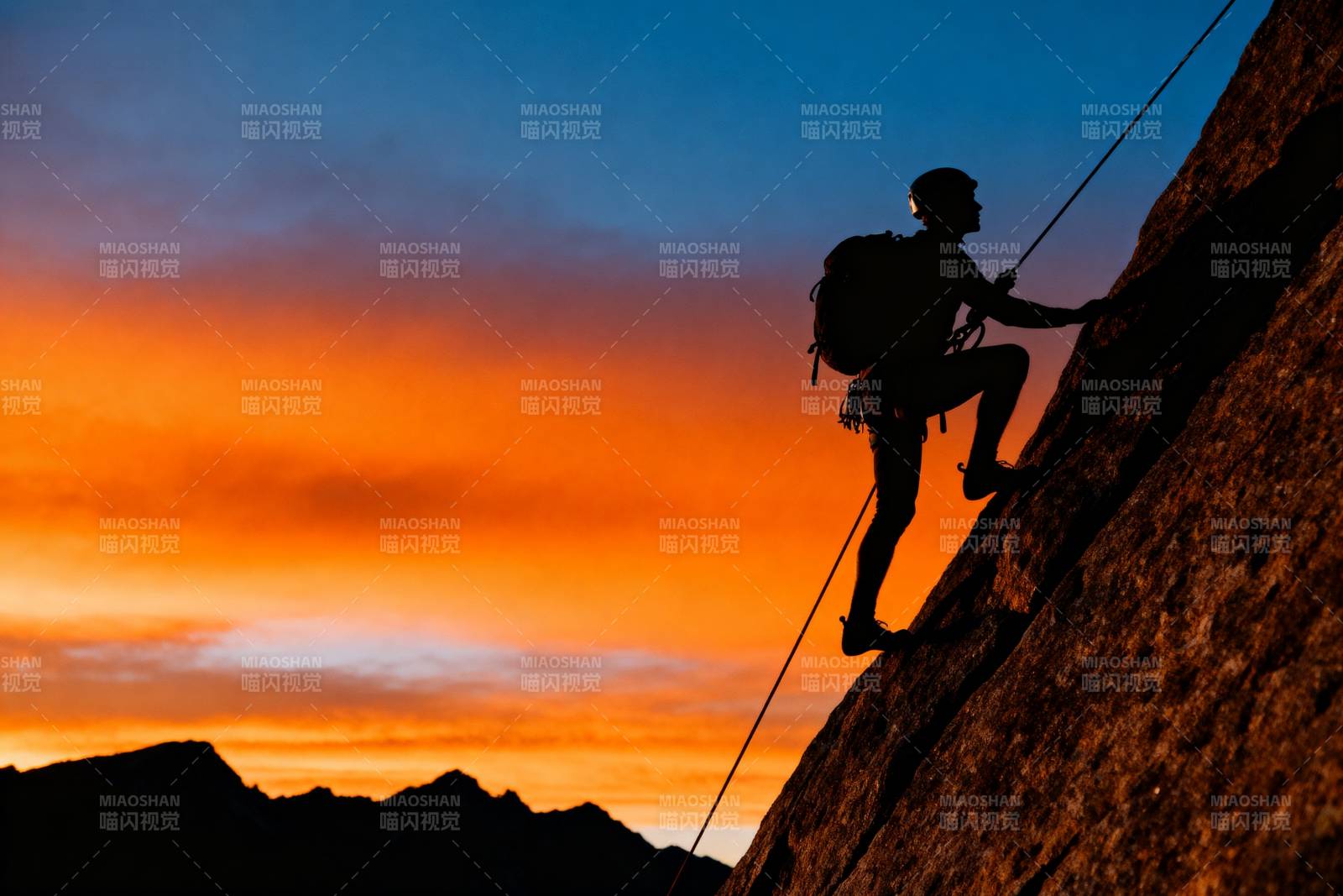 攀岩者剪影图片