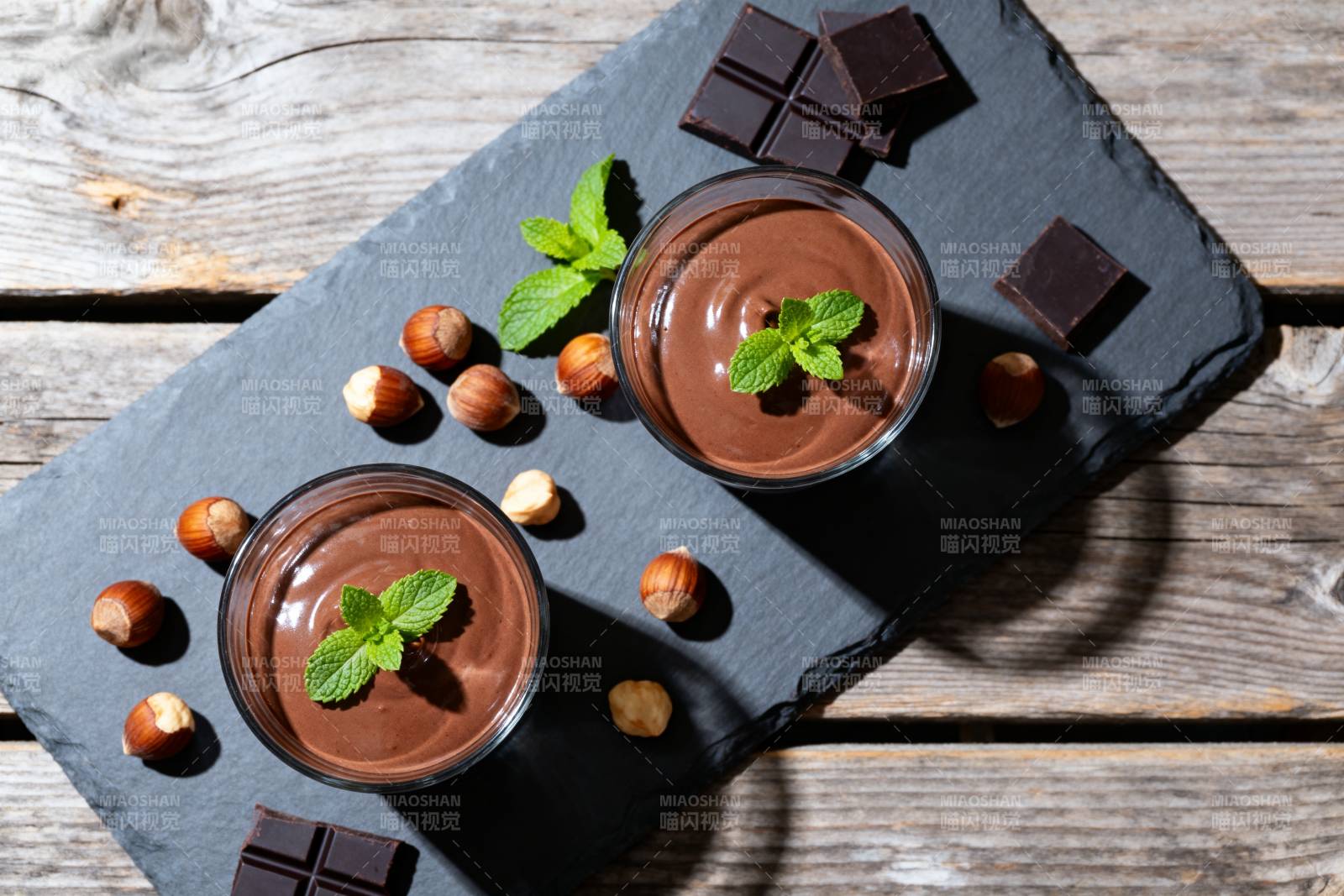 巧克力慕斯配坚果图片