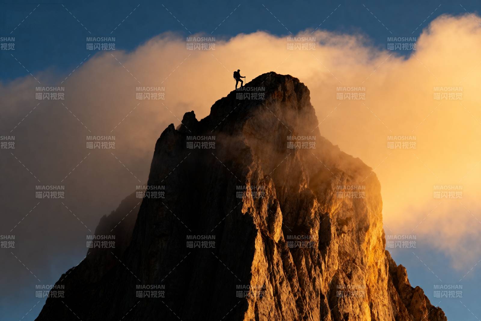 登顶巅峰 云海之上图片