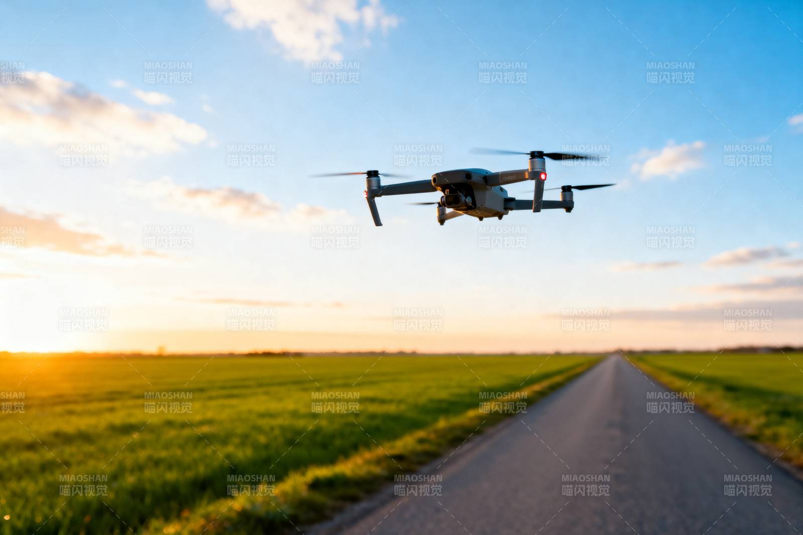 无人机飞越田野图片