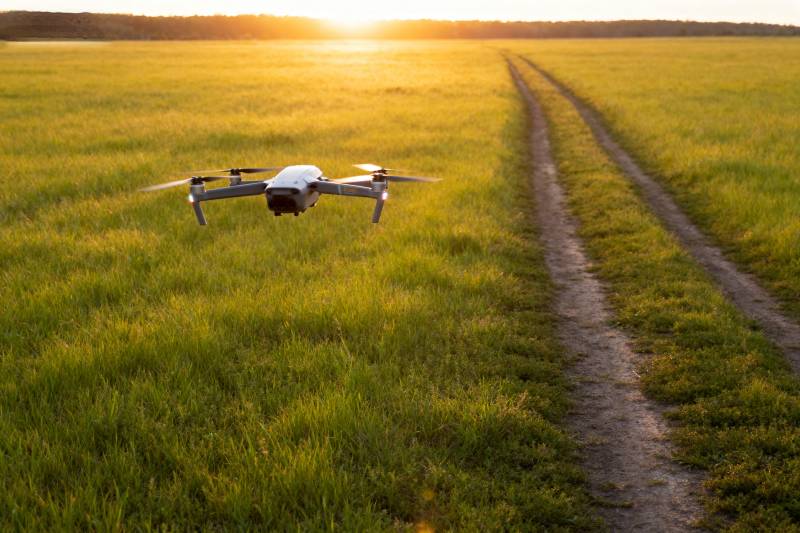 无人机飞越田野图片