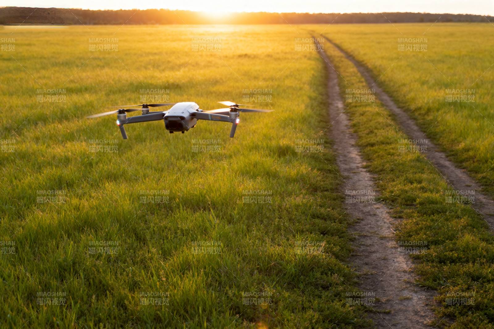 无人机飞越田野图片