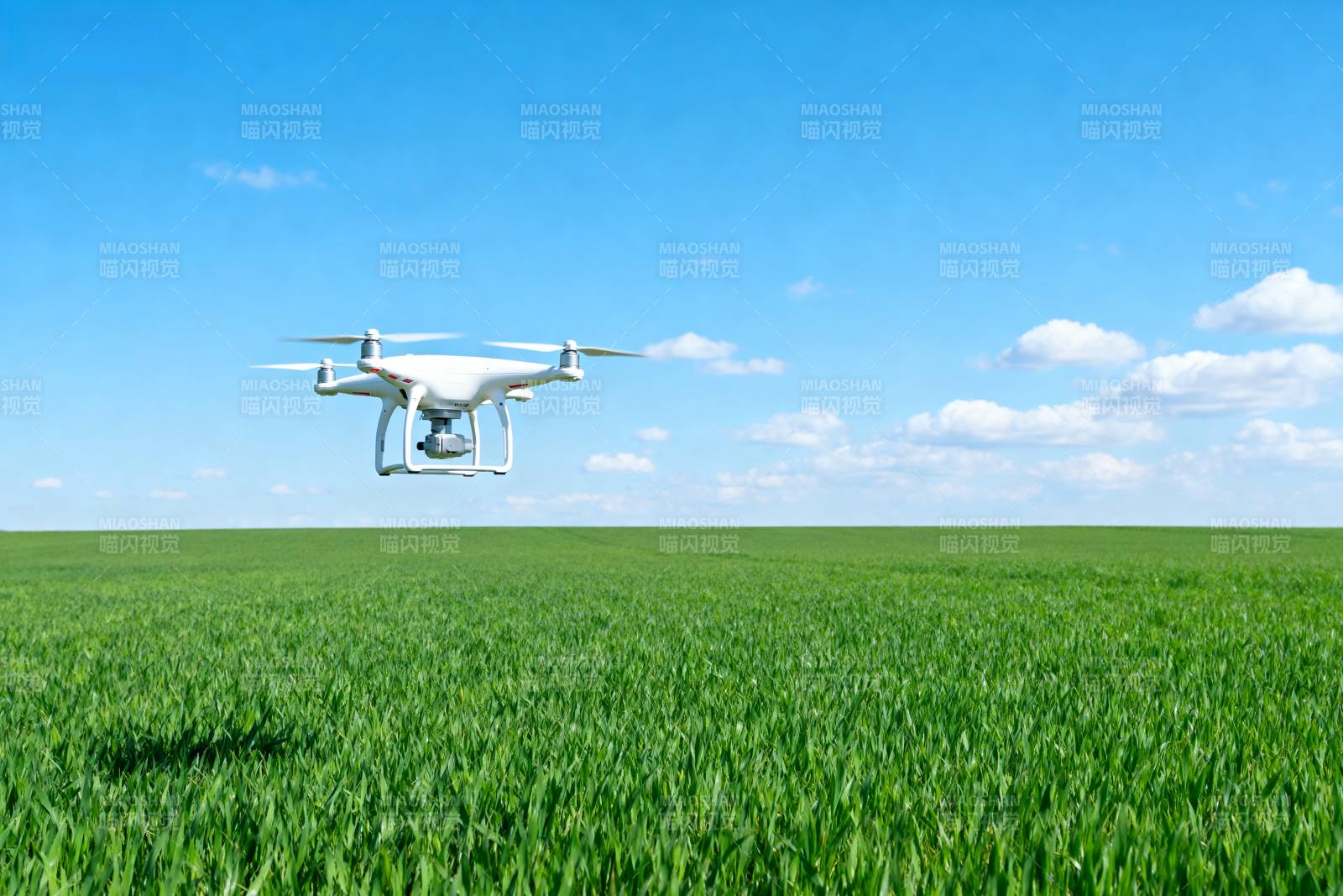 无人机飞越绿野图片