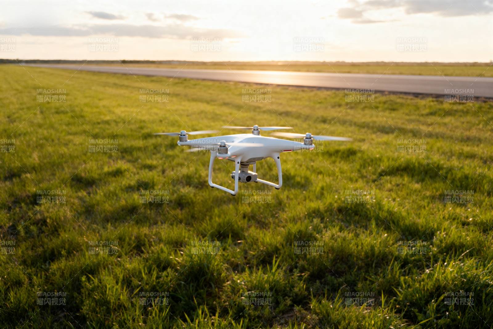 无人机低空飞行图片