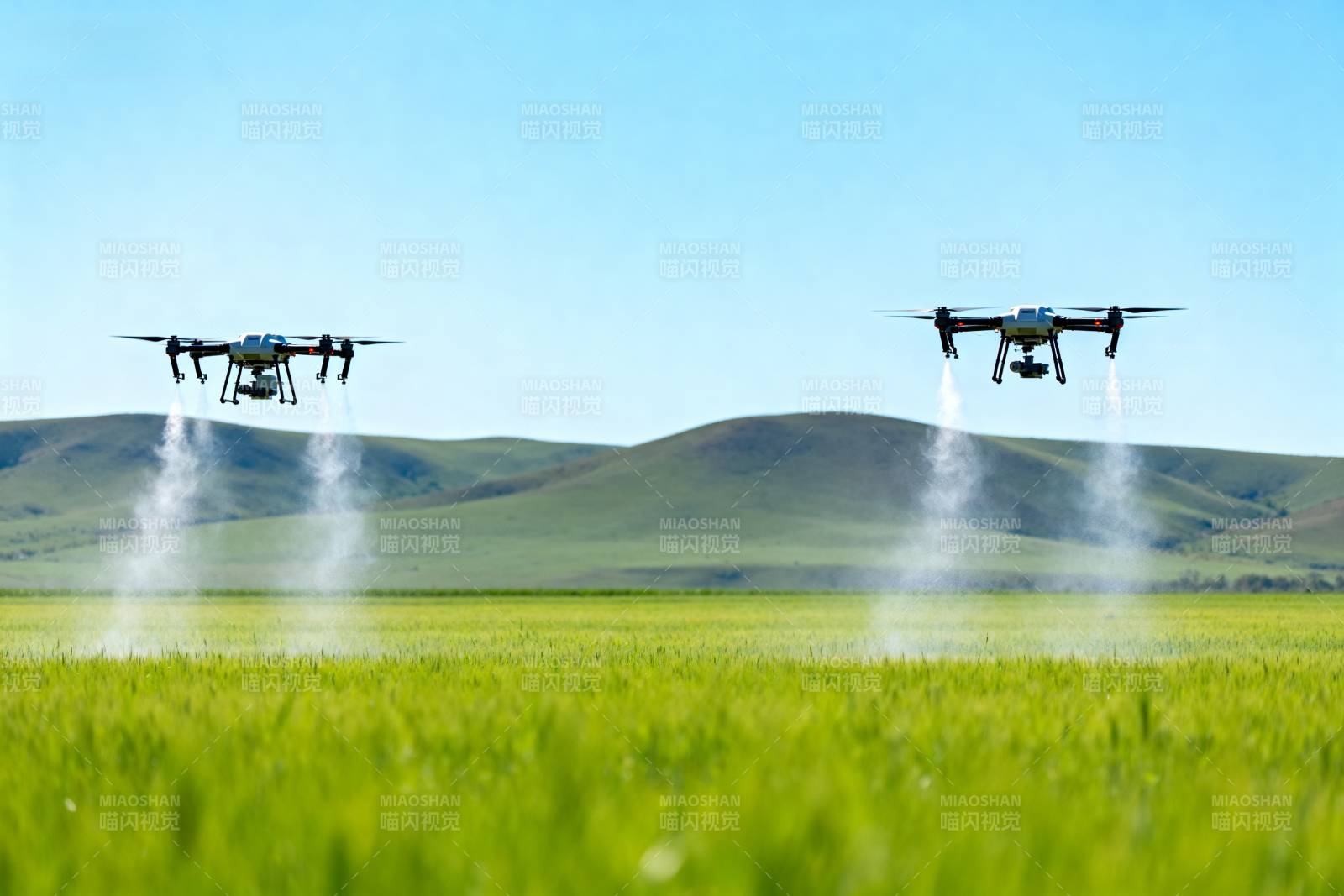无人机喷洒农田图片